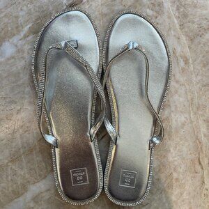 DB STUDIO SILVER RHINESTONE FLIP FLOP SANDALS SIZE 9